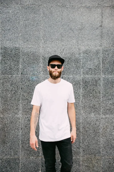 Hipster Model Mężczyzna Przystojny Brodą Sobie Białe Puste Shirt Czapkę — Zdjęcie stockowe
