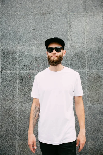 Hipster Guapo Modelo Masculino Con Barba Con Blanco Blanco Camiseta — Foto de Stock