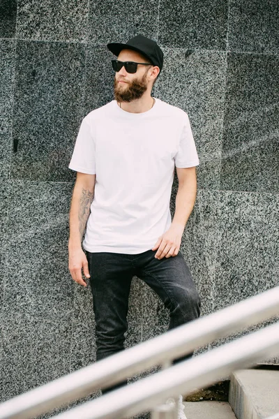Hipster Knappe Mannelijke Model Met Baard Dragen Witte Lege Shirt — Stockfoto