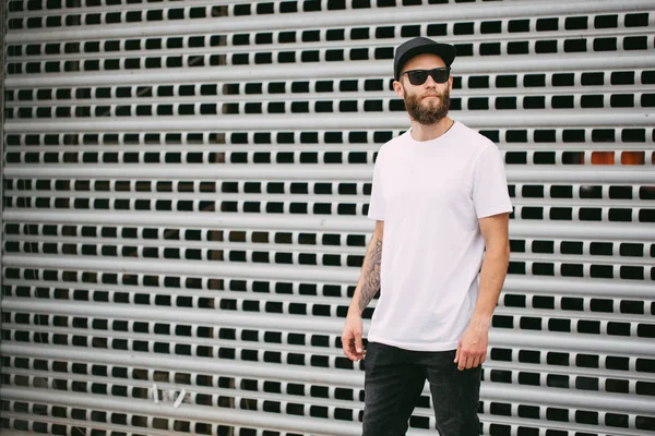 Hipster Knappe Mannelijke Model Met Baard Dragen Witte Lege Shirt — Stockfoto