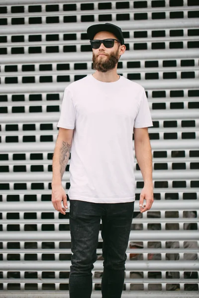 Hipster Stilig Manlig Modell Med Skägg Bär Vit Blank Shirt — Stockfoto