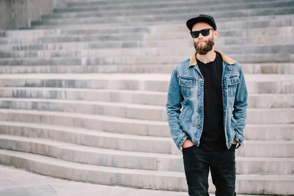 Hipster Gutaussehendes Männliches Model Mit Bart Trägt Schwarzes Blank Shirt — Stockfoto