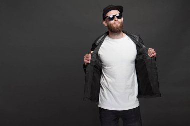 Sakallı, beyaz, boş tişörtlü, beysbol şapkalı, logonuz için yeri olan yakışıklı bir hippi mankeni.