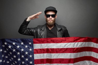 Vatansever hipster adam duygusal Amerikan Abd bayrağı tutan