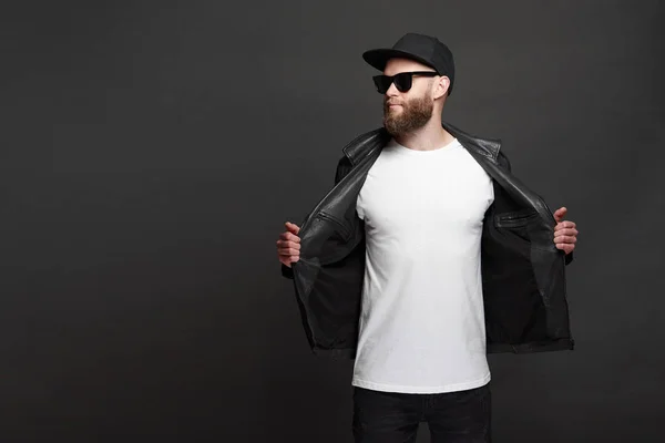 Hipster knappe mannelijke model met baard met witte witte witte t-shirt en een honkbalpet met ruimte voor uw logo of ontwerp in casual stedelijke stijl — Stockfoto