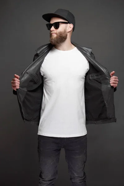 Hipster stilig manlig modell med skägg bär vit blank t-shirt och en baseball mössa med plats för din logotyp eller design i avslappnad urban stil — Stockfoto