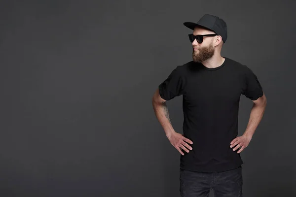 Hipster stilig manlig modell med skägg bär svart blank keps med plats för din logo — Stockfoto