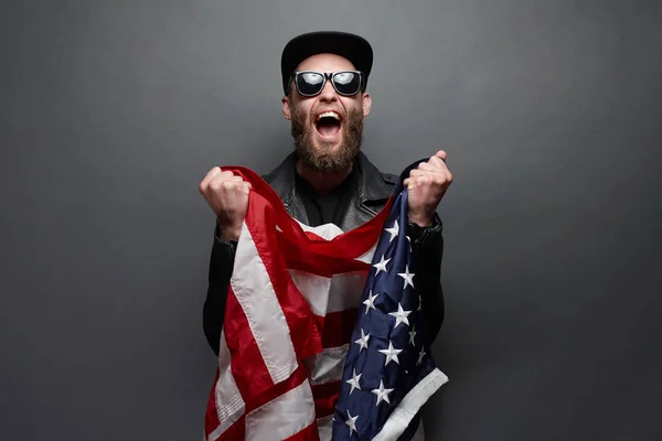 Patriot hipster man Holding känslomässigt amerikanska USA flagga — Stockfoto