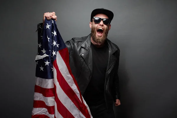 Patriot hipster man Holding känslomässigt amerikanska USA flagga — Stockfoto