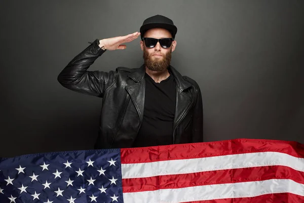 Patriota hipster homem segurando emocionalmente americana EUA bandeira — Fotografia de Stock