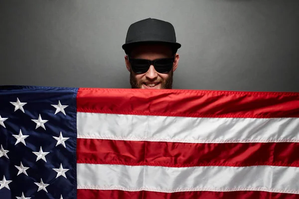 Patriota hipster homem segurando emocionalmente americana EUA bandeira — Fotografia de Stock
