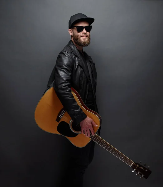 Sakallı ve siyah giysileri olan gitarist — Stok fotoğraf