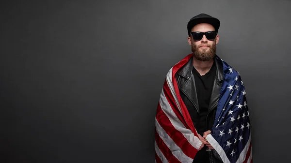 Man Holding USA vlag over grijze achtergrond — Stockfoto