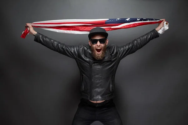Man Holding USA vlag over grijze achtergrond — Stockfoto