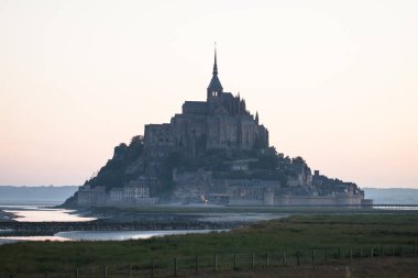 Le Mont Saint-Michel gelgit adası Alacakaranlıkta, Normandiya, Fransa