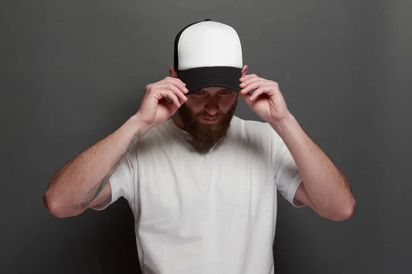 Logonuz veya tasarımınız için rahat bir şehir tarzında beyzbol şapkası takan adam — Stok fotoğraf
