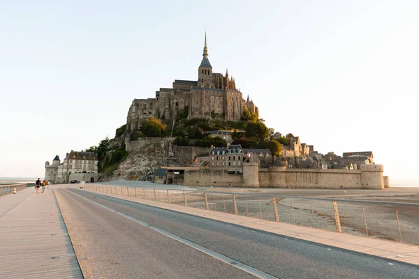 Le Mont Saint-Michel eiland in een prachtige schemering in de schemering, Normandië, Frankrijk — Stockfoto