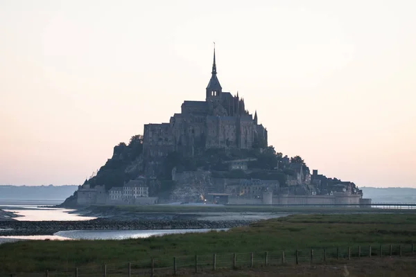 Wyspa Le Mont Saint-Michel w pięknym zmierzchu o zmierzchu, Normandia, Francja — Zdjęcie stockowe
