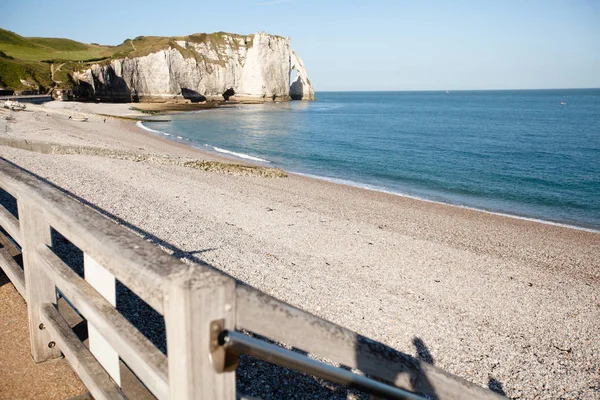 Vista desde arriba a la bahía y al acantilado de alabastro de Etretat, Francia — Foto de Stock