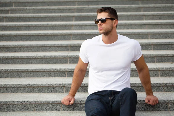Hipster przystojny męski model z brodą noszenie białego pustego miejsca t-shirt dla Twojego logo lub projektu w stylu miejskim casual — Zdjęcie stockowe