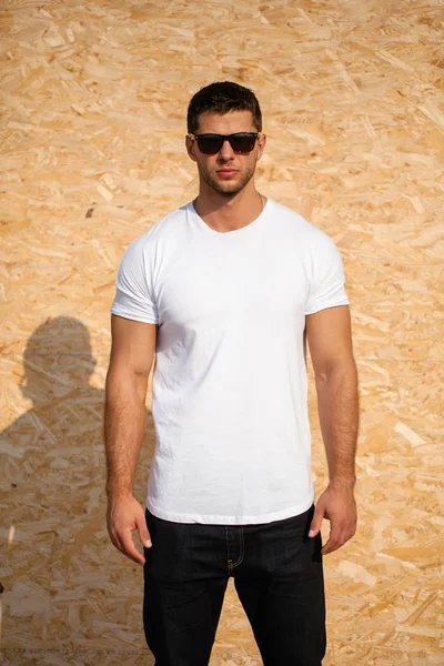 Χίπστερ όμορφο αρσενικό μοντέλο με γένια φορώντας λευκό κενό t-shirt χώρο για το λογότυπο ή το σχέδιό σας σε casual αστικό στυλ — Φωτογραφία Αρχείου