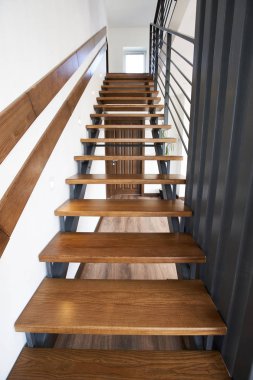 Ahşap merdiven mimari tasarımı. İç kısımda ev merdiveni