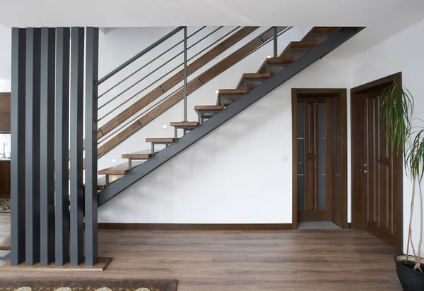 Architektura drewnianych schodów. domowe schody we wnętrzu — Zdjęcie stockowe