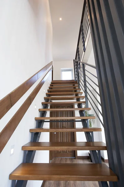 Дизайн деревянных лестниц. Главная лестница в интерьере — стоковое фото