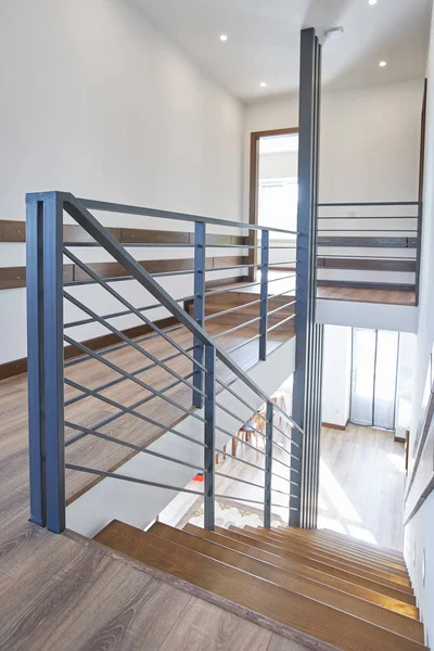 Dřevěné schody architektura design. domácí schody v interiéru — Stock fotografie
