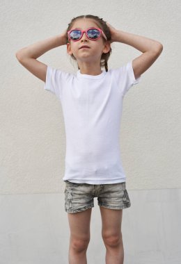 Rahat kentsel tarzı logo veya tasarım alanı olan beyaz t-shirt giyen kız çocuk