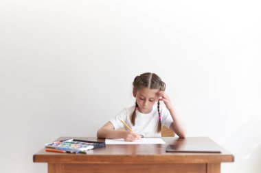 Masada otururken çocuk kız çizim ve resimde evde
