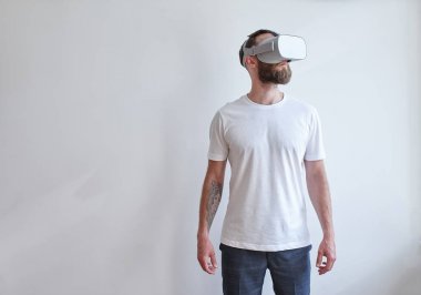 Sanal gerçeklik gözlük kullanarak sakal ile adam hipster