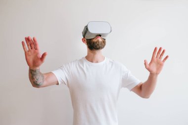 Sanal gerçeklik gözlük kullanarak sakal ile adam hipster