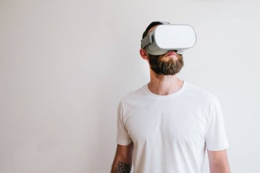 Sanal gerçeklik gözlük kullanarak sakal ile adam hipster
