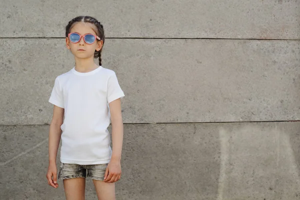 Menina criança vestindo t-shirt branca com espaço para o seu logotipo ou design em estilo urbano casual — Fotografia de Stock