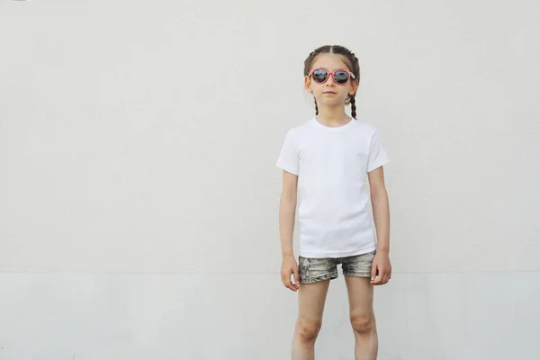 Menina criança vestindo t-shirt branca com espaço para o seu logotipo ou design em estilo urbano casual — Fotografia de Stock
