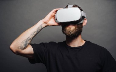 Sanal gerçeklik gözlük kullanarak sakal ile adam hipster