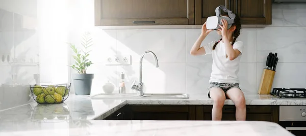 Niña usando gafas de realidad virtual en casa — Foto de Stock