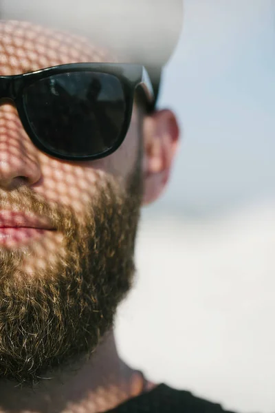 Sexy hipster homem com barba posando — Fotografia de Stock