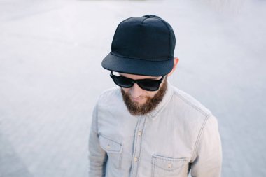 Hipster sakal giyen ile yakışıklı erkek model siyah boş beyzbol şapkası logonuzu yeri olan