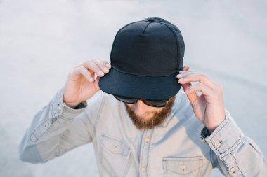 Hipster sakal giyen ile yakışıklı erkek model siyah boş beyzbol şapkası logonuzu yeri olan