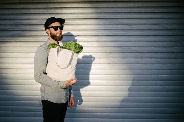 Homem segurando um saco ecológico cheio de supermercado. Legumes e frutas. Conceito de ecologia protecção do ambiente . — Fotografia de Stock