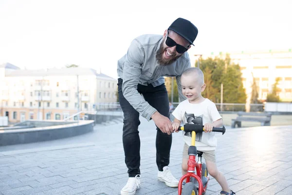 Vader leert een zoon om een fiets te rijden — Stockfoto