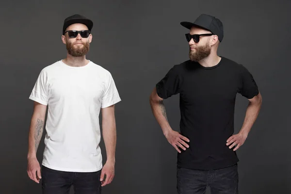 Hipster handsome male model with beard wearing white blank t-shirt and a baseball cap with space for your logo or design in casual urban style. — Stock Photo, Image