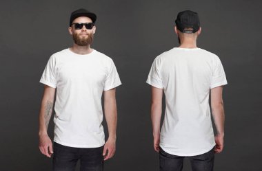 Sakal beyaz boş t-shirt ve rahat kentsel tarzı logo veya tasarım için alan ile bir beyzbol şapkası giyen Hipster yakışıklı erkek modeli. Ön ve arka görünüm