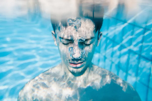 Mann Unter Wasser Ist Ruhig Und Nachdenklich Augen Und Wasserblasen — Stockfoto