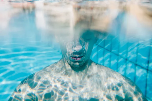 Hombre Bajo Agua Siendo Tranquilo Reflexivo Sus Ojos Cerrados Burbujas — Foto de Stock