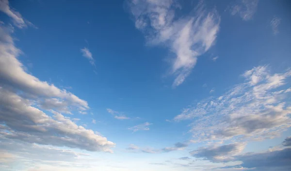 Sky achtergrond met wolken en blauwe hemel — Stockfoto