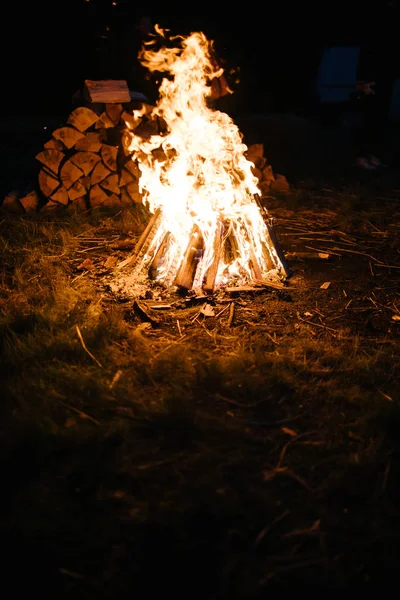 Lagerfeuer draußen im Sommerlager — Stockfoto