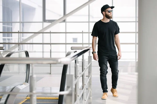 Hipster stilig manlig modell med skägg bär svart blank t-shirt med plats för din logotyp eller design i avslappnad urban stil — Stockfoto